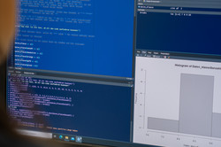 Ein Computerbildschirm mit blauem und weißem Code