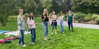 Mädchen spielen Wikingerschach im Park