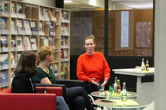 Im Halbkreis sitzen Jennifer Schramme, Dr. Helena Hartlieb und Laura Gehlhaar