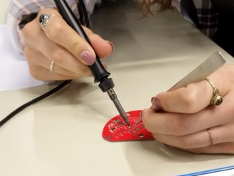 Eine MinTU-Teilnehmerin arbeitet an ihrem eigenen Radio.