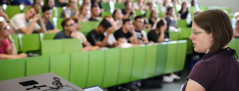 Professorin im Audimax Lecture by a professor