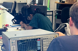 Zwei Teilnehmerinnen arbeiten konzentriert an ihren Radios.