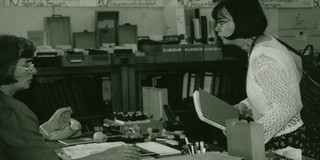 Zwei Frauen stehen sich gegenüber und sprechen miteinander im neuen Frauenarchiv 