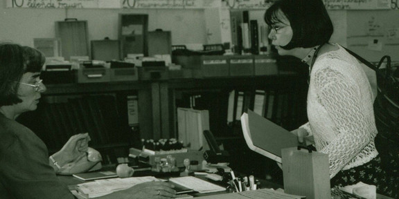 Zwei Frauen stehen sich gegenüber und sprechen miteinander im neuen Frauenarchiv 