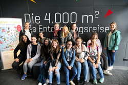 Eine Kleingruppe von Mentees und Mentorinnen besuchen die Phaenomenta in Lüdenscheid