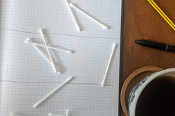 Ein Blatt zeigt Linien und Q-Tips, die darauf oder daneben liegen