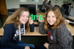 Girls*Day Teilnehmerinnen mit ITMC-Logo der TU Dortmund