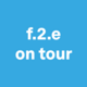 Hellblauer Hintergrund, weiße Schrift "f.2.e on tour"
