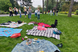 Decken und Snacks sowie wikingerschachspielende Mädchen