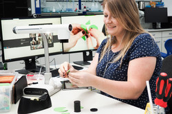 Aleksandra bastelte im DLR_School_Lab unter einer speziellen Kamera vor