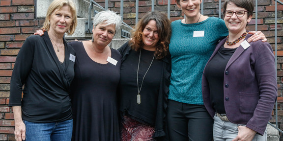 Fünf Frauen stehen als Einheit zusammen