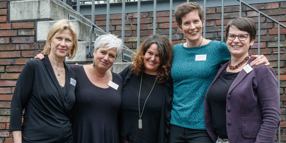 Fünf Frauen stehen als Einheit zusammen